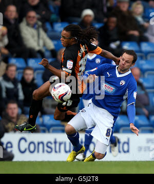 Calcio - npower Football League 2 - Chesterfield / Barnet - Pract Stadium. Sam Togwell di Chesterfield affronta Edgar Davids di Barnet durante la partita della Npower League Two al Proact Stadium di Chesterfield. Foto Stock