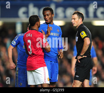 Calcio - Barclays Premier League - Chelsea / Manchester United - Stamford Bridge. Mark Clattenburg (a destra) parla con Mikel di Chelsea (al centro) e Patrice Evra di Manchester United (a sinistra) Foto Stock