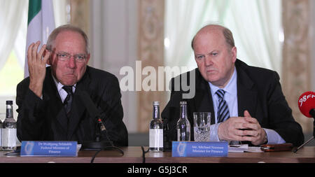 Il ministro tedesco delle finanze Wolfgang Schauble e il ministro irlandese delle finanze Michael Noonan tengono oggi una conferenza stampa presso la Farmleigh House di Dublino. Foto Stock