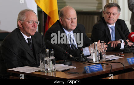 (Da sinistra a destra) il ministro delle finanze tedesco Wolfgang Schauble, il ministro delle finanze irlandese Michael Noonan e Brendan Howlin, ministro delle spese pubbliche e delle riforme tengono oggi una conferenza stampa presso la Farmleigh House di Dublino. Foto Stock