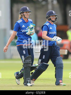 Heather Knight (a destra) e Natalie Sciver in Inghilterra festeggiano dopo che l'Inghilterra ha battuto il Pakistan con sette wickets durante la partita Royal London One Day International al Fischer County Ground, Leicester. Foto Stock