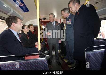 Il Prince of Wales è a bordo di un autobus della Legion Routemaster britannica presso Clarence House nel centro di Londra. L'autobus sta viaggiando intorno a Londra raccogliendo donazioni in un'offerta di raccogliere un record di 1 m in un giorno per il Poppy Appeal. Foto Stock