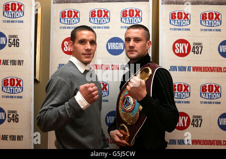 Boxers Liam Walsh (a sinistra) con Ricky Burns durante la conferenza stampa al Grosvenor Hotel, Londra. Foto Stock