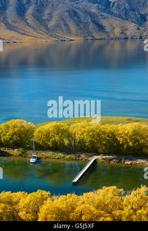 Molo al taglio dei marinai in autunno, Lago Benmore, Waitaki Valley, North Otago, Isola del Sud, Nuova Zelanda Foto Stock