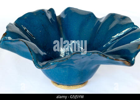 Vaso di Ceramica blu in ceramica smaltata ciotola scanalati Foto Stock