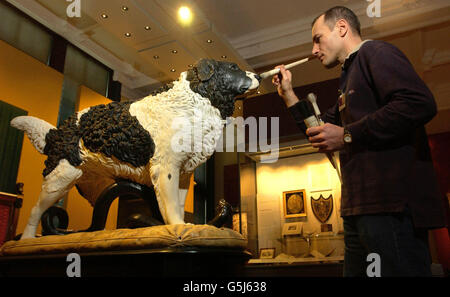 Matthew Coates Wyatt's 19 ° secolo scultura di 'Bashaw il cane, il fedele amico dell'uomo', un cane di proprietà del conte di Dudley e che è stato una controversa mostra nella Grande esposizione del 1851, al Victoria & Albert Museum, parte della mostra British Galleries. * che apre al pubblico il 22/11/01. Spolverate dal tecnico Michael Wickham, le 31m Gallerie britanniche ospitano la più grande collezione di tesori nazionali britannici mai assemblati dal regno di Enrico VIII alla regina Vittoria. Foto Stock