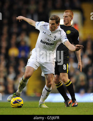 Jan Vertonghen di Tottenham Hotspur (a sinistra) si allontana dal ben Watson di Wigan Athletic durante la partita Barclays Premier League a White Hart Lane, Londra. Foto Stock