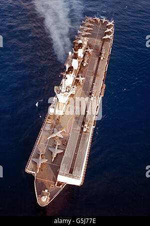 Il vettore aereo HMS Illustrious, attualmente impiegato in esercizio nel Golfo come parte dell'esercizio Saif Sareea II Si prevede che il governo annuncerà più tardi, che la nave, rimarrà nella zona per agire come base. * ... per i membri di 3 truppe artiche e di guerra di montagna del Commando Brigade che possono essere dispiegati in Afghanistan insieme con il vettore elicottero HMS Ocean e la nave d'assalto HMS Fearless . Foto Stock