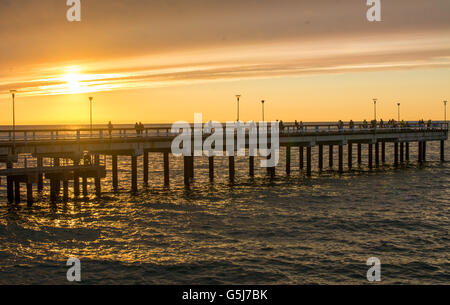 PALANGA LITUANIA - 13 giugno: vista al tramonto a Palanga Il dock in legno. Palanga è il più popolare località turistica estiva in Lituania Foto Stock