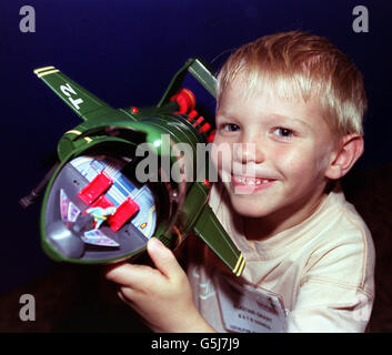 Alastair Grant, di sei anni, di Chorley Wood, Herts, gioca con un playset elettronico Thunderbirds - uno dei primi dieci giocattoli secondo la British Association of Toy Retailers, al lancio della fiera Totalfun della British Toy and Hobby Association a Olympia, Londra. Foto Stock