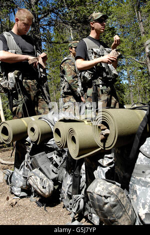 Air Force Academy cadetti prendere una pausa durante il combattimento Survival Training. Foto Stock