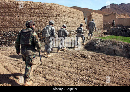 L Esercito nazionale afgano e U.S. Soldati nel villaggio di Akbar Kheyl, Afghanistan. Foto Stock