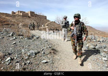 L Esercito nazionale afgano e soldati statunitensi patrol il villaggio di Akbar Kheyl, Afghanistan. Foto Stock