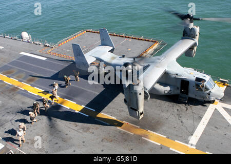 Una MV-22 Osprey abilmente atterra sul ponte di volo della USS Nassau. Foto Stock