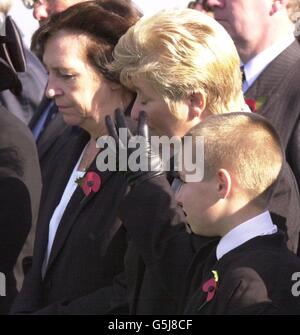 Annette Wilkinson, la bisnipote del privato Harry Wilkinson, con il suo nove anni Jay e June Brammer, strinse l'occhio durante i funerali del primo funerale del soldato della guerra mondiale al cimitero di Prowes Point, Commines-Warneton, Hainaut in Belgio. Wilkinson, 29 anni, da Bury, Lancashire del secondo battaglione Lancashire Fusiliers, è stato ucciso in azione il 10 novembre 1914, in un campo in Belgio. I suoi resti con il suo tag di identità e il suo e Lancashire Fusiliers badge cappello sono stati trovati solo 87 anni più tardi, nel gennaio 2000 in campo a Ploegsteert Wood. Foto Stock