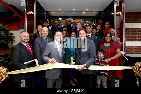 Amministratore delegato della British Hospitality Association UFI Ibrahim (centro a destra) apre il nuovo hotel Double Tree by Hilton di Marble Arch, con il direttore generale Anup Sarin (centro a sinistra). Foto Stock