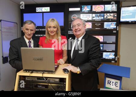 (Sinistra - destra) il presidente del consiglio di amministrazione di RTE, Tom Savage, Miriam o Callaghan e il ministro delle comunicazioni Pat Rabbitte prima del passaggio alla RTE. Foto Stock