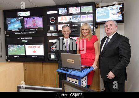 (Sinistra - destra) il presidente del consiglio di amministrazione di RTE, Tom Savage, Miriam o Callaghan e il ministro delle comunicazioni Pat Rabbitte prima del passaggio alla RTE. Foto Stock