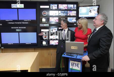 (Sinistra - destra) il presidente del consiglio di amministrazione di RTE, Tom Savage, Miriam o Callaghan e il ministro delle comunicazioni Pat Rabbitte prima del passaggio alla RTE. Foto Stock