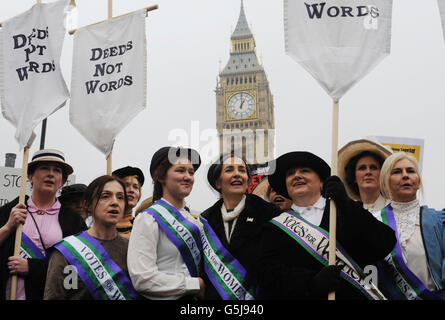 La lobby femminista del Parlamento britannico, guidata dal Dr. Helen Pankhurst (centrata in nero), nipote di Emmeline Pankhurst, si svolge a Westminster, Londra, 106 anni dopo che Emmeline ha fatto pressione sui parlamentari per ottenere il voto per le donne. Foto Stock