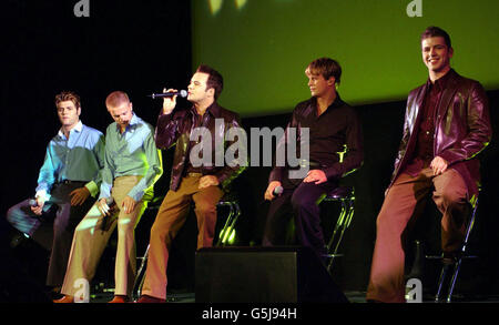 Gruppo pop Westlife, da sinistra a destra; Bryan McFadden, Nicky Byrne, Shane Filan, Kian Egan e Mark Feehily preforma durante una conferenza stampa nel centro di Londra. I ragazzi irlandesi lanciano il loro nuovo album 'World of Our Own'. Foto Stock