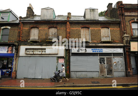 Una vista generale di un edificio fatiscente e di negozi chiusi a Croydon, Greater London. Croydon è una delle dodici città "Portas Pilot" scelte dal MP Grant Schapps per ricevere l'aiuto del guru della vendita al dettaglio Mary Portas per rivitalizzare la zona. Foto Stock