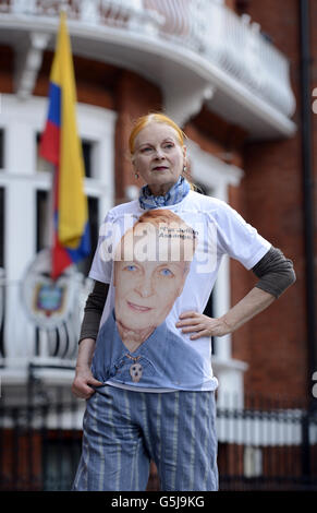 Dame Vivienne Westwood arriva all'Ambasciata dell'Ecuador, Londra, per visitare il fondatore di Wikileaks e l'attuale richiedente asilo Julian Assange. PREMERE ASSOCIAZIONE foto. Data immagine: Mercoledì 24 ottobre 2012. Il credito fotografico dovrebbe essere: Jonathan Brady/PA Wire Foto Stock