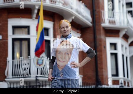 Dame Vivienne Westwood arriva all'Ambasciata dell'Ecuador, Londra, per visitare il fondatore di Wikileaks e l'attuale richiedente asilo Julian Assange. Foto Stock