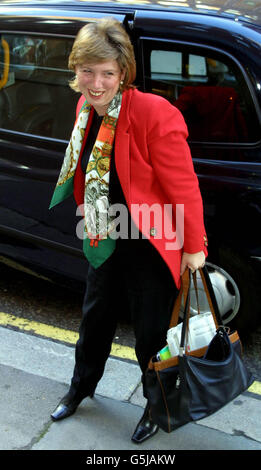 Wendy Mayall che arriva agli edifici di High Court Bream a Londra. Foto Stock