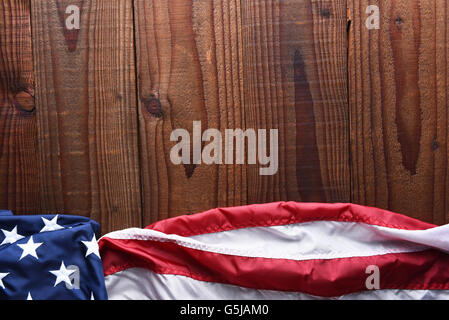 Vista dall'alto di una bandiera americana al buio su un tavolo di legno con copia spazio. Formato orizzontale. Foto Stock