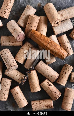 Un cavatappi di antiquariato recante su di un gruppo di tappi di sughero. Formato verticale sparato da un angolo di alta. Foto Stock