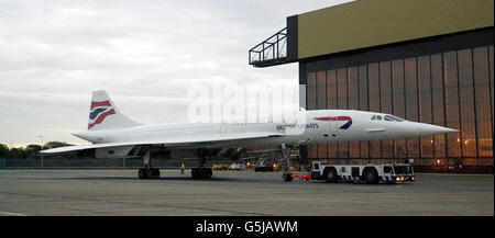 Una British Airways Concorde si fa strada da un hangar di manutenzione al Terminal Four dell'aeroporto di Heathrow di Londra, prima che l'aereo supersonico sarebbe dovuto effettuare il suo primo attraversamento commerciale dell'Atlantico dopo l'incidente in Francia nel luglio 2000. * che ha causato 113 vite. Il primo ministro britannico Tony Blair ha espresso il suo sostegno all'aereo nolgendo una Concorde per volare mercoledì più tardi da Londra a Washington DC per colloqui e cene con il presidente Bush. Foto Stock