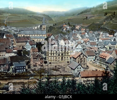 Von Triberg kann man einen lohnenden Ausflug nach Furtwangen machen, einer freundlichen Stadt am Bregbach. Hier ist eine rege Industrie. Besonders stark wird die Uhrenfabrikation betrieben. Bild: Das Stätchen Furtwangen im Schwarzwald. Immagine: La piccola città di Furtwangen, industriale produttore di orologi nella Foresta Nera. Data dell'immagine: circa 1910. Carl Simon Archive Foto Stock