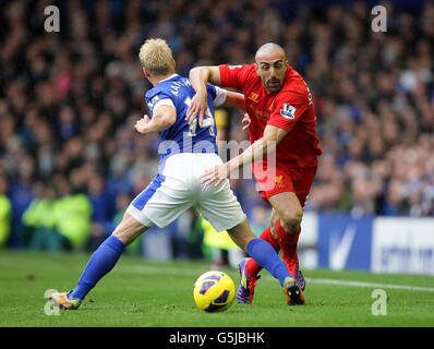 Calcio - Barclays Premier League - Everton / Liverpool - Goodison Park. Steven Naismith di Everton (a sinistra) e Sanchez Jose Enrique di Liverpool (a destra) lottano per la palla Foto Stock