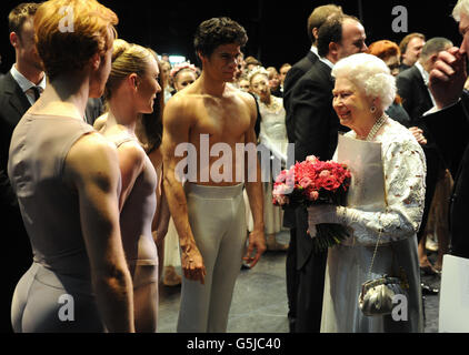 La regina Elisabetta II incontra i membri del cast e dell'equipaggio in seguito a una celebrazione del Giubileo di gala presso la Royal Opera House, Londra. Foto Stock