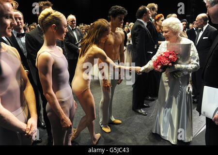 La regina Elisabetta II incontra i membri del cast e dell'equipaggio in seguito a una celebrazione del Giubileo di gala presso la Royal Opera House, Londra. Foto Stock