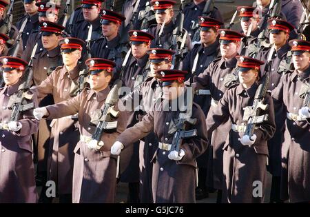 I soldati dell'onorevole Artillery Company prendono parte allo spettacolo del Signore Sindaco mentre passano accanto alla Guildhall nella città di Londra. Più di 7,000 persone, tra cui 2,000 addetti ai servizi, hanno partecipato alla parata di due miglia e mezzo, che segna l'insediamento di Alderman Michael Oliver. * come il 674 Signore Sindaco della città di Londra. L'evento, che risale al 1215, ha visto la partecipazione di 200 cavalli, 20 bande, 60 carri, 21 mostre militari e un RAF che sorvola mentre la processione si è fatta strada da Guildhall alle corti reali di giustizia nello Strand. Foto Stock