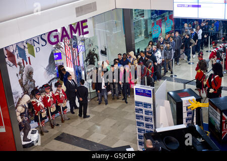 I giocatori si accodano di acquistare una copia di Assassins Creed III presso il negozio più importante di Stratford a Londra, aperto a mezzanotte, così i fan potranno ottenere una copia del gioco non appena sarà stato rilasciato. Foto Stock