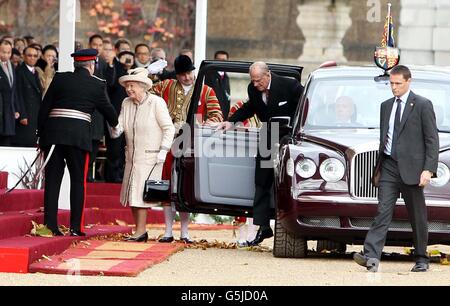 La regina Elisabetta II e il duca di Edinbugh arrivano alla Parata delle Guardie a Cavallo nel centro di Londra per il Ceremonial Benvenuti al presidente indonesiano Susilo Bambang Yudhoyono il primo giorno della sua visita di Stato nel Regno Unito. Foto Stock