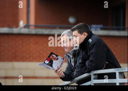 Calcio - npower Football League 1 - Leyton Orient / Coventry City - Brisbane Road. I fan si immergerano nell'atmosfera fuori Brisbane Road Foto Stock