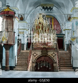 Altare und Inneres der Verkündigungskirche a Nazareth, 1920er Jahre. Altare e l interno della basilica dell'Annunciazione a Nazaret, 1920s. Foto Stock