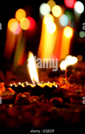 Bellissime lampade accese tradizionalmente in occasione della festa di Diwali in India. Foto Stock