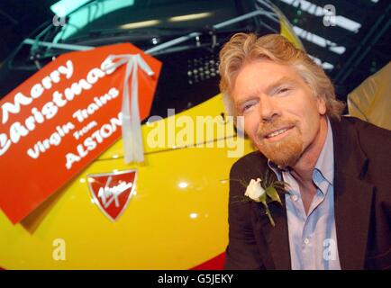 Il boss della Virgin Trains Sir Richard Branson prende in consegna il primo dei suoi completi treni inclinabili Pendolino costruiti nelle Midlands in occasione di una cerimonia a Birmingham, ma i passeggeri dovranno attendere un anno in più prima che i treni a 125mph siano in funzione sulla West Coast. * linea ferroviaria a causa della crisi della ferrovia. Foto Stock