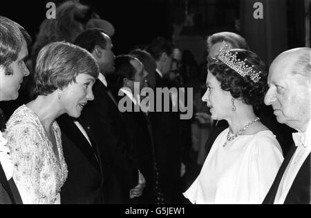 Backstage al London Palladium, la Regina parla con l'attrice Julie Andrews mentre incontra la fila di stelle dopo che lei e il duca di Edimburgo hanno partecipato al Silver Jubilee Royal Variety Gala. Foto Stock