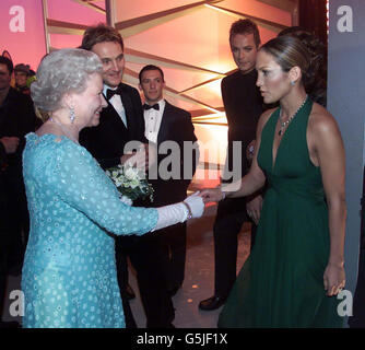 La regina britannica Elizabeth II incontra la cantante/attrice americana Jennifer Lopez al Dominion Theatre di Londra dopo la Royal Variety Performance di quest'anno. Foto Stock