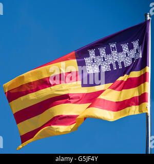 Vista sulla piazza della bandiera nazionale di Maiorca in Palma. Foto Stock
