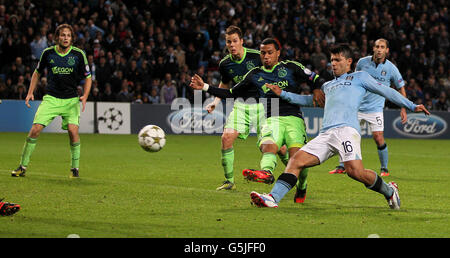 Sergio Aguero di Manchester City segna ma l'obiettivo è sconsentito per offside che avrebbe fatto il punteggio 3-2 Foto Stock