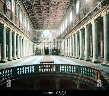 Im Inneren der Kirche Santa Maria Maggiore, die eine der vier Papstbasiliken in Rom ist, Italien 1920er Jahre. All'interno della Basilica di Santa Maria Maggiore e che è una delle quattro basiliche maggiori di Roma, Italia 1920s. Foto Stock