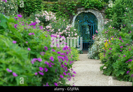 Walled Garden blue cancellata in ferro battuto a Rousham Casa e giardino. Oxfordshire, Inghilterra Foto Stock