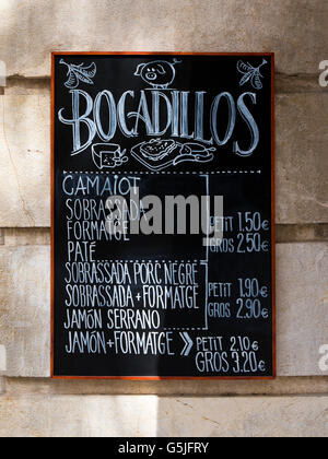 Verticale fino in prossimità di una lavagna listino prezzi per i tradizionali Bocadillos a Maiorca. Foto Stock